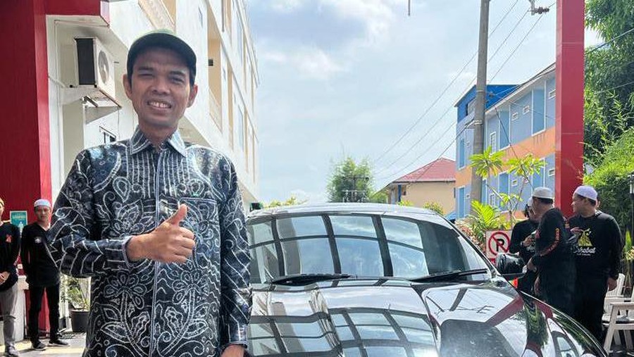 Ustaz Abdul Somad melelang mobilnya.