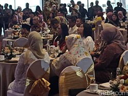 Momen Veronica Tan dan Fery Farhati Duduk Semeja di Acara TP-PKK DKI