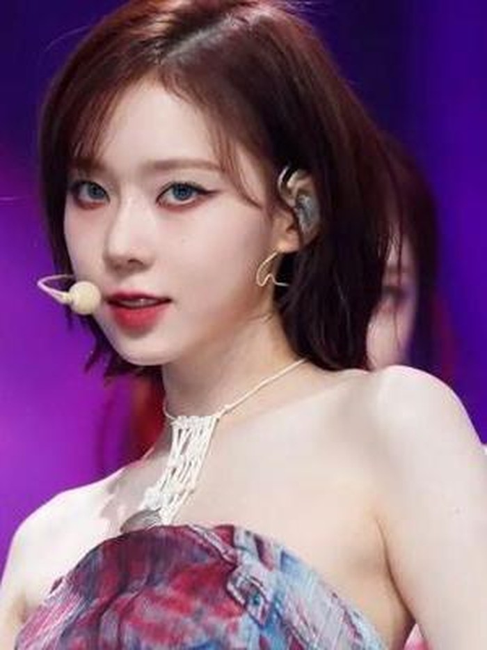 Winter tampil dengan gaya riasan mata cat eye yang sedikit bold. Tidak terlihat 