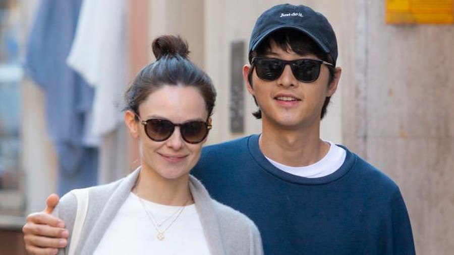 1252014798 ROME, ITALY - APRIL 19: Song Joong-ki and Katy Saunders are seen on April 19, 2023 in Rome, Italy. (Photo by MEGA/GC Images)