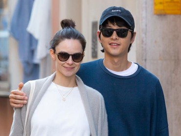 img-title Segera Jadi Orang Tua, Song Joong Ki Kencan Bareng Katy Saunders di Italia
