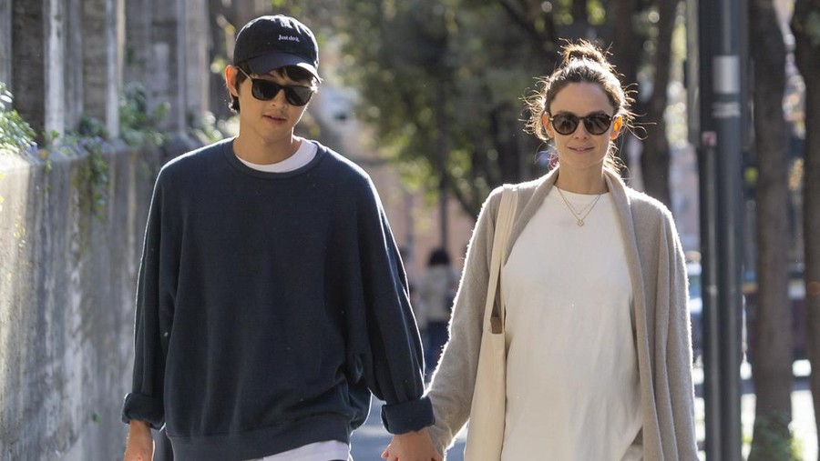1252014798 ROME, ITALY - APRIL 19: Song Joong-ki and Katy Saunders are seen on April 19, 2023 in Rome, Italy. (Photo by MEGA/GC Images)
