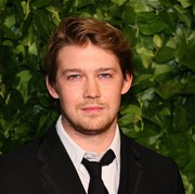 Gaya Joe Alwyn Hadiri Acara Celine, Perdana Tampil di Publik Sejak Putus dari Taylor Swift!