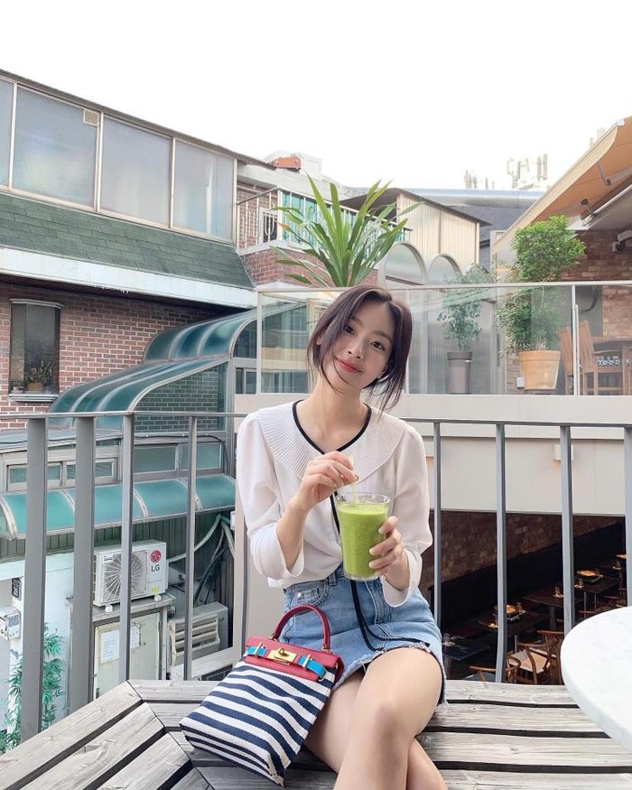 Choi Heejin melengkapi tampilan casualnya dengan memadukan blouse berkerah lipit dengan rok denim. Blouse jenis ini bisa memberikan kesan yang beragam tergantung dari bawahan yang dikenakan./ Foto: instagram.com/heee_jjinn