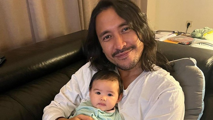 Curhatan Ello Jadi Ayah di Usia 40 Tahun Curhatan Ello Jadi Ayah di Usia 40 Tahun