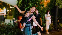 <p>Dea selalu menyiapkan gendongan saat membawa Sanne jalan-jalan. Ia tak lupa untuk tampil modis saat mengasuh putrinya itu. (Foto: Instagram @dea_ananda)</p>
