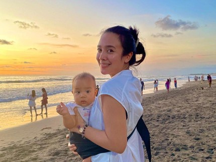 7 Potret Gaya Dea Ananda saat Gendong Anak, Dipuji Makin Glowing