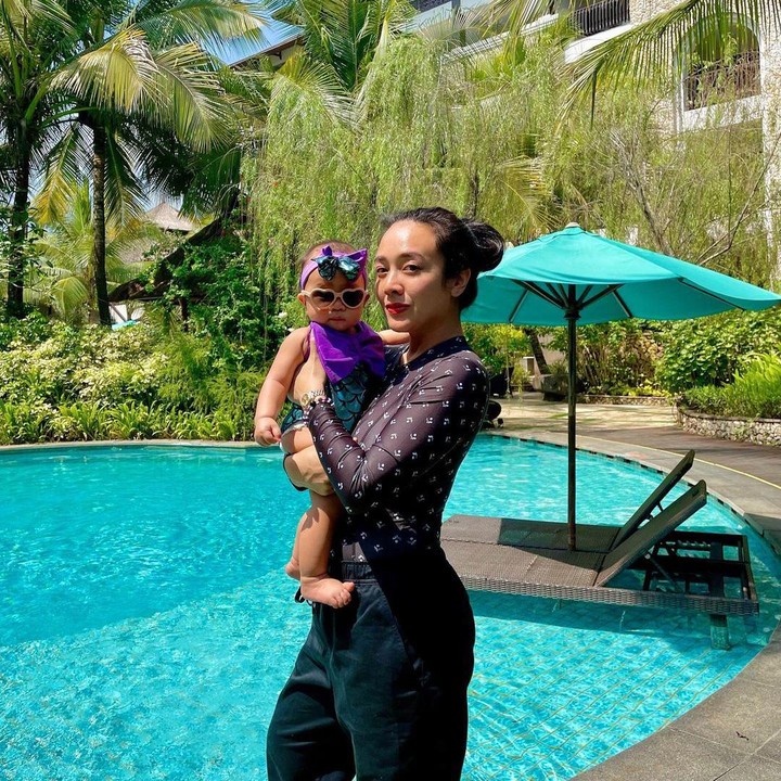 <p>Meski tengah fokus mengasuh anak, Dea juga tak pernah lupa menjaga kesehatan tubuhnya. Ia masih kerap berolahraga jalan pagi hingga berenang. Dea juga sering membawa anaknya sambil berolahraga, Bunda. (Foto: Instagram @dea_ananda)</p>