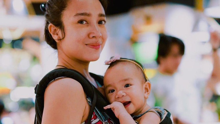Dea Ananda dan anaknya Dea Ananda dan anaknya