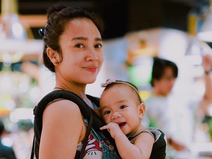 Terpopuler: Potret Dea Ananda Saat Gendong Anak, Makin Modis dan Kece