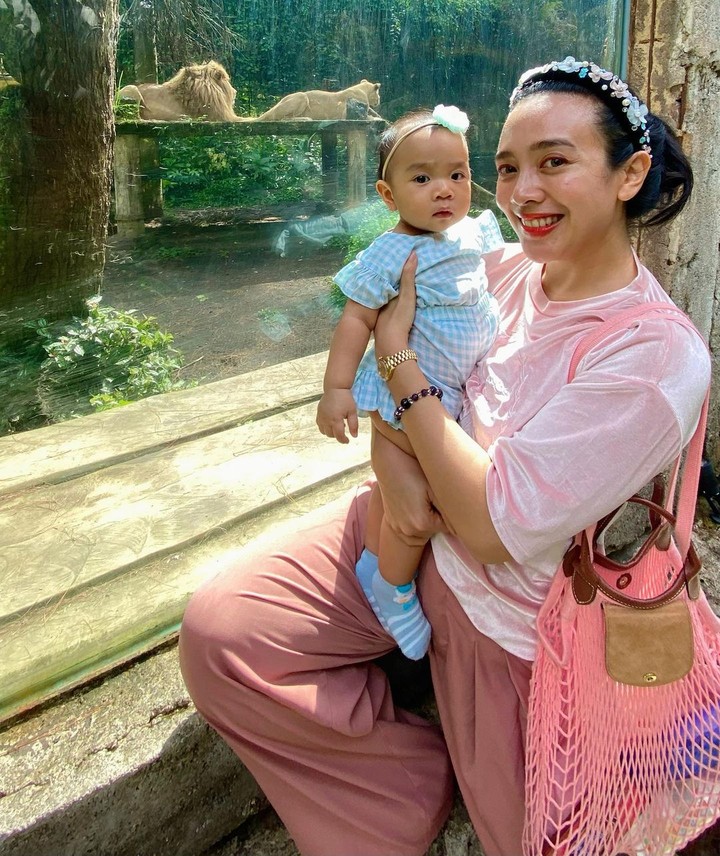 Dea Ananda dan anaknya