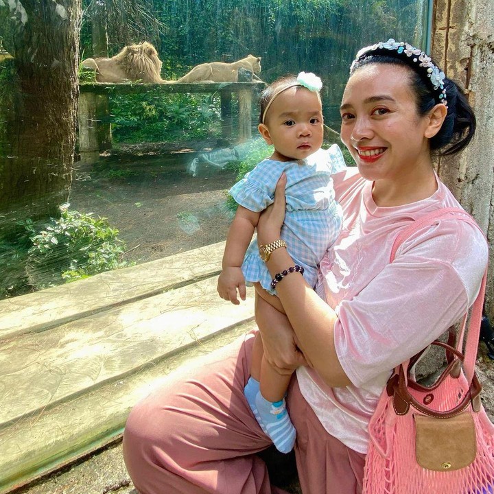 <p>Kebahagiaan tak pernah luput dari wajah Dea Ananda. Ia tengah menikmati peran baru sebagai Bunda satu anak. Sejak melahirkan anak pertama yang bernama Sanne El Azhar, pada 14 Juni 2022 lalu, Dea fokus merawat putri kecilnya. (Foto: Instagram @dea_ananda)</p>
