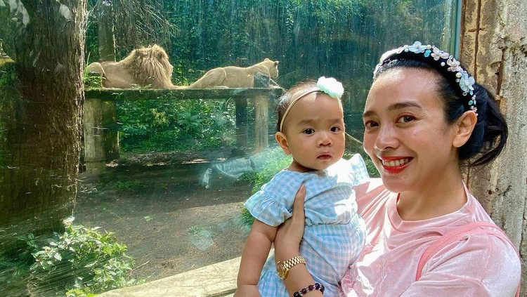 Dea Ananda dan anaknya