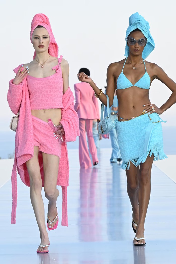 Karena bertemakan liburan, tentunya hadir busana seperti bikini dan celana pendek. Foto: Courtesy of Versace