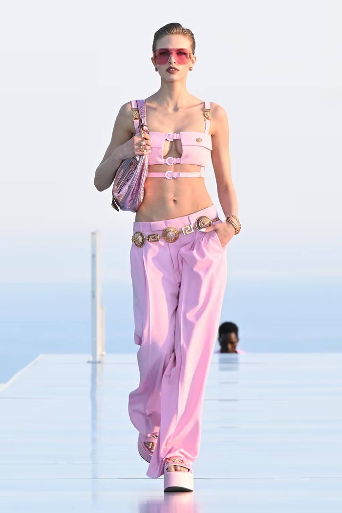 Long live Barbiecore trend! Warna pink cukup mendominasi koleksi yang sudah tersedia di situs Versace ini.Foto: Courtesy of Versace
