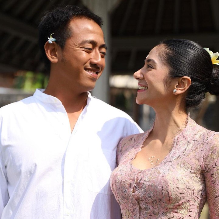 <p>Dalam unggahan tersebut, keduanya terlihat manis dengan pakaian adat Bali. "6 tahun bersama kamu, rasanya tuhhhhhhhhh.. NAGIH! <em>Happy wedding anniversary</em> syg," ujarnya, dikutip dari akun @fannyghassani. (Foto: Instagram @fannyghassani)<br /><br /><br /></p>