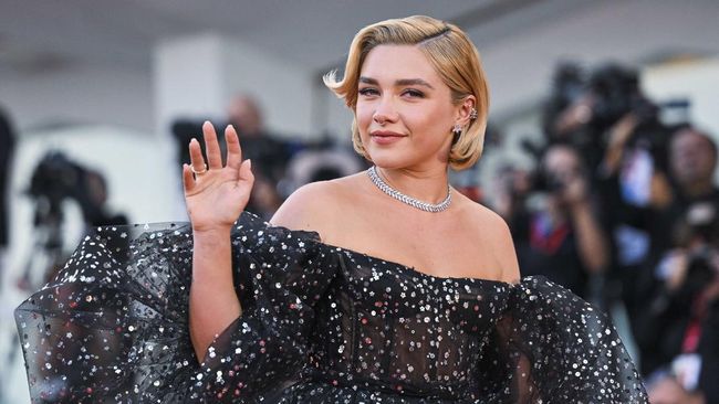 Aktris Florence Pugh memamerkan lokasi syuting dan kostum baru Yelena Bolova dalam film MCU terbaru, Thunderbolts.