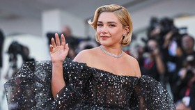 Florence Pugh Pamer Lokasi Syuting dan Kostum Baru Film Thunderbolts