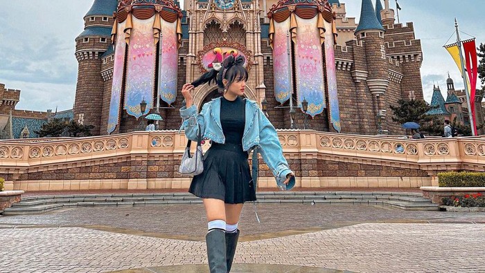 Deretan Gaya Santai dan Stylish Ala Fuji yang Bisa Kamu Tiru