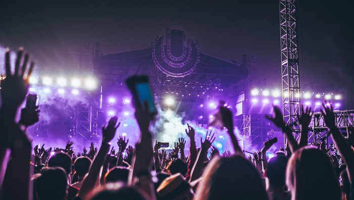 Ilustrasi menonton konser/Foto: Unsplash/Hanny Naibaho