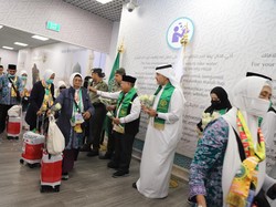 Disambut Wamenhaj Saudi, Jemaah Haji Indonesia Kloter 1 Tiba di Madinah