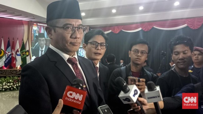 Ketua KPU RI Hasyim Asy'ari mengatakan akan rapat konsultasi dengan DPR RI soal jadwal pendaftaran calon peserta Pilpres 2024 pada pekan depan.