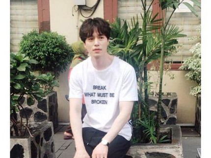 7 Potret Artis Korea Jalan-jalan di Kota Tua Jakarta, Lee Dong Wook Santai Pakai Sandal