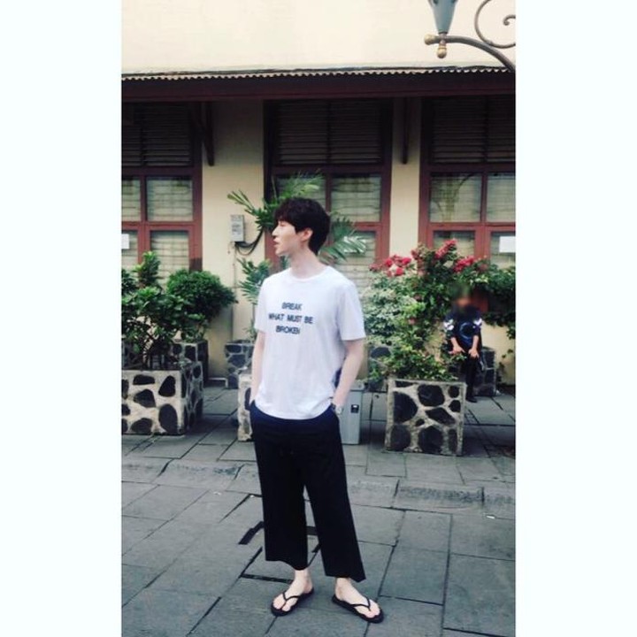 <p>Menariknya, ia juga tak terlihat seperti selebriti. Lawan main Gong Yoo dalam drama <em>Goblin</em> ini mengenakan pakaian kasual, yakni kaus putih, celana santai, serta sandal."Gemashhh sekali pake sendal," ujar akun @strh**** dalam kolom komentar. (Foto: Instagram @leedongwook_official)<br /><br /><br /></p>