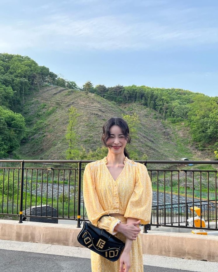 Lim Ji Yeon mengenakan blouse kuning dengan pola yang simple dan kalem. ia juga mencocokkan blouse ini dengan rok senada agar terlihat seperti dress, membuatnya terlihat lebih cute./ Foto: instagram.com/limjjy2