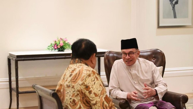 Presiden Prabowo Subianto batal berjumpa dengan Perdana Menteri Malaysia Anwar Ibrahim pada Senin (23/12) di Langkawi.