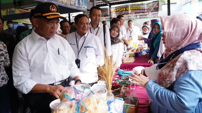 Cici yang mengaku mendapat manfaat dengan menjadi nasabah PNM Mekaar, mengajak para perempuan di area domisilinya untuk bersama mengoptimalkan usaha.