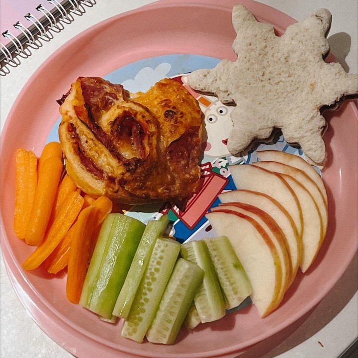 <p>Gigi sepertinuya ingin Si Kecil lebih bersemangat dan tertarik dengan makanannya, sehingga kerap membentuknya menjadi berbagai hal. Misalnya saja roti yang dibentuk hati, kepingan salju, dan sebagainya. (Foto: Instagram: @gigihadid)</p>