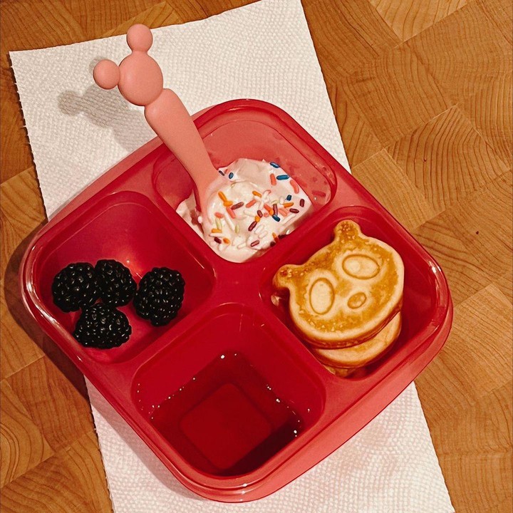 <p>Khai juga kerap diberikan camilan dan snack yang lezat nih, Bunda. Misalnya saja seperti yogurt, buah blackberry, dan pancake berbentuk lucu. (Foto: Instagram: @gigihadid)</p>