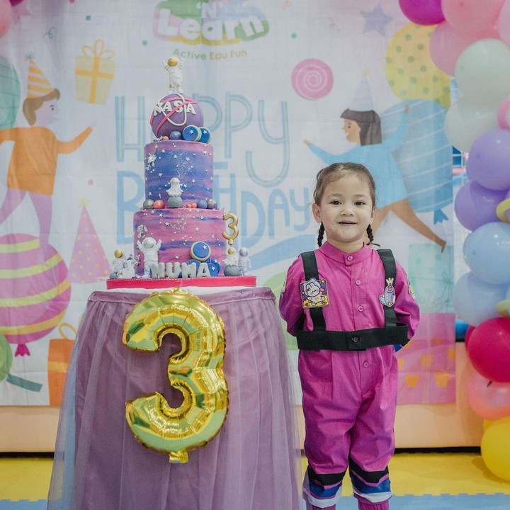 <p>"Selamat ulang tahun Numnum sayanggg. Semoga terwujud cita-citami ya. Terus bahagia ya sayang," ungkap seorang netizen. "Konsepnya kece banget sih. Selamat ulang tahun Numa cantik, sehat berbahagia selalu ya, Nak," tutur yang lainnya. (Foto: Instagram: @monaratuliu)</p>