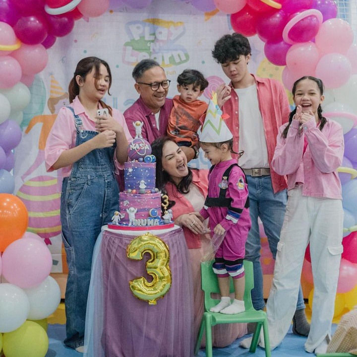 <p>Numa anak bungsu Mona Ratuliu dan Indra Brasco baru saja berulang tahun yang ketiga, Bunda. Tahun ini, tema yang digunakan dalam pesta adalah astronot pink, lho. (Foto: Instagram: @monaratuliu)</p>