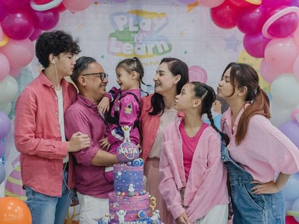 7 Potret Ultah Ke-3 Numa, Putri Mona Ratuliu dan Indra Brasco, Bertema Astronaut Pink