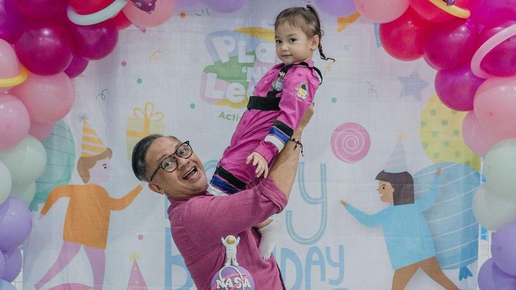 Potret Ultah Numa Bertema Astronot Pink