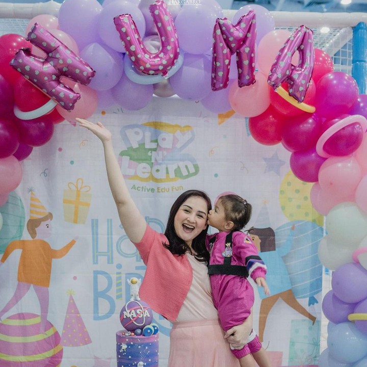 <p>"Walau agak bingung, akhirnya Bunda berhasil bikinin baju astronot pink dan dibikinin kue planet pink," ungkap Mona pada laman Instagram-nya. (Foto: Instagram: @monaratuliu)</p>