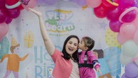 <p>"Walau agak bingung, akhirnya Bunda berhasil bikinin baju astronot pink dan dibikinin kue planet pink," ungkap Mona pada laman Instagram-nya. (Foto: Instagram: @monaratuliu)</p>