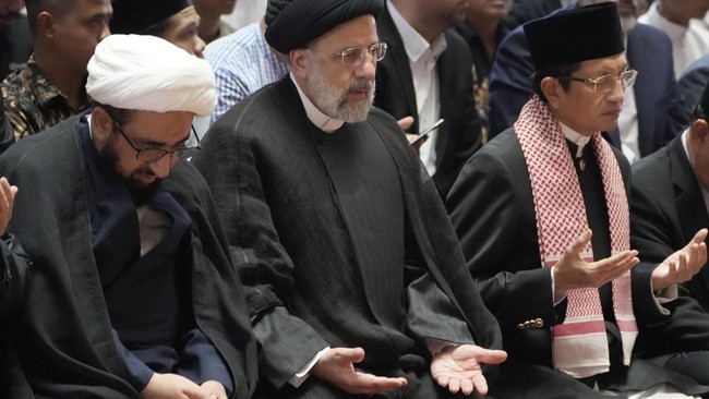 Presiden Iran Ebrahim Raisi menyebut ISIS sebagai kelompok penipu dan pembunuh yang berbohong dengan kedok keagamaan saat berpidato di Masjid Istiqlal, Jakarta.