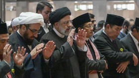 FOTO: Momen Presiden Iran Ebrahim Raisi Salat Berjamaah di Istiqlal