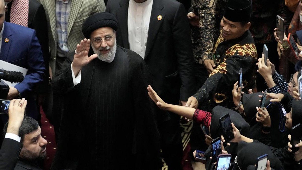 FOTO: Momen Presiden Iran Ebrahim Raisi Salat Berjamaah di Istiqlal