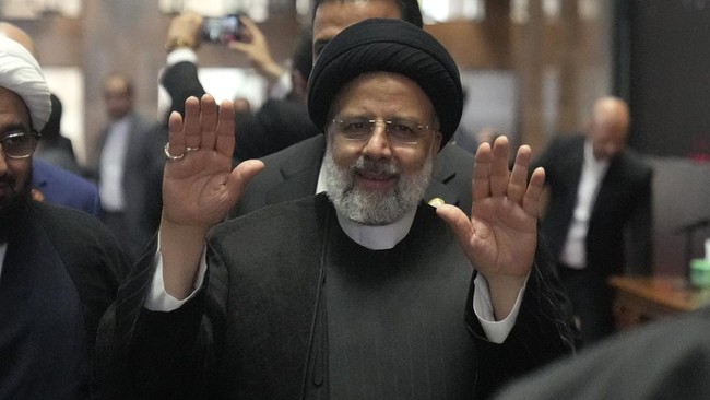 FOTO: Momen Presiden Iran Ebrahim Raisi Salat Berjamaah di Istiqlal