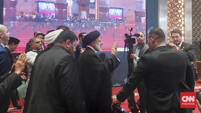 Lantunan selawat terdengar menggema di Masjid Istiqlal saat menyambut kedatangan Presiden Iran Ebrahim Raisi dan rombongan pada Rabu (24/5).
