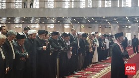 Presiden Iran Ebrahim Raisi Ikut Salat Berjemaah di Masjid Istiqlal