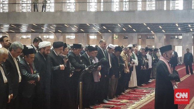 Presiden Iran Ebrahim Raisi ikut melaksanakan salat berjemaah di Masjid Istiqlal, Jakarta Pusat, hari ini, Rabu (24/5).