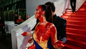 Drama Siram Darah Palsu di Cannes, Influencer Ukraina Diseret Keluar