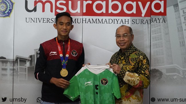Kapten Timnas Indonesia U-22 Rizky Ridho mendapat bonus beasiswa dari kampusnya, Universitas Muhammadiyah Surabaya (UMS).