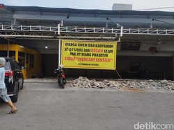 Spanduk Tolak Pembongkaran Ruko yang Makan Jalan di Pluit