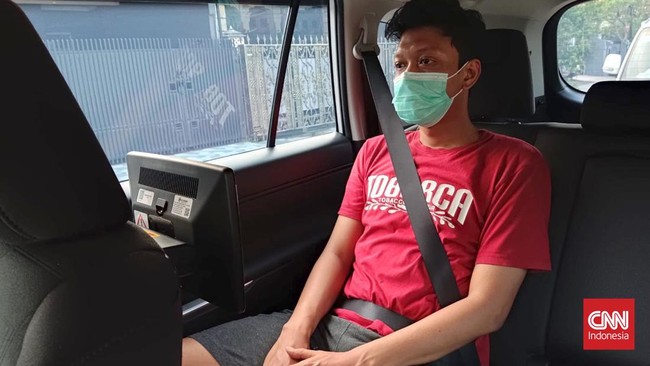 Penumpang belakang seharusnya sadar pakai sabuk pengaman, jika tidak sopir mestinya memerintahkan hal itu.